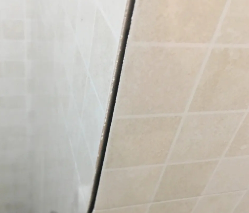蠡县瓷砖空鼓维修公司分享阳台瓷砖脱落的修复过程可以分为以下几个步骤