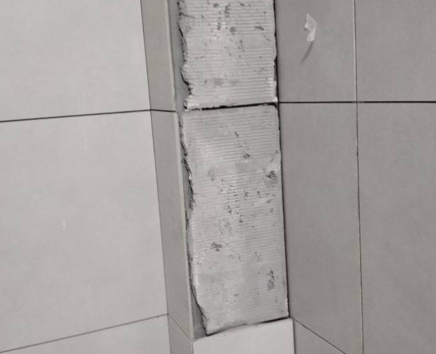 蠡县瓷砖空鼓维修公司分享下瓷砖施工前基层浇水润湿程度不足，可能导致以下问题